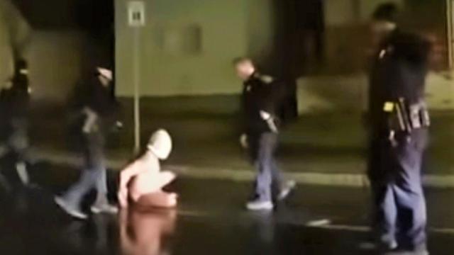 Captura del vídeo donde se observa a Proud con una bolsa en la cabeza antes de ser asfixiado por la policía