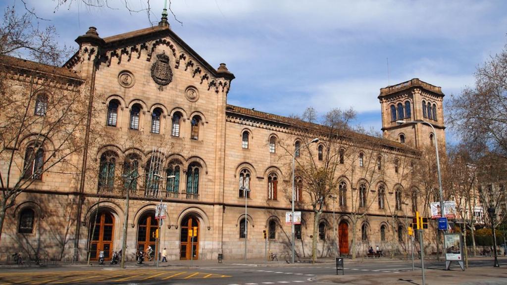 Exterior de la Universitat de Barcelona, ubicada a la Plaça Universitat / ARXIU