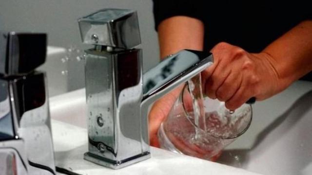 agua grifo tasa residuos_570x340