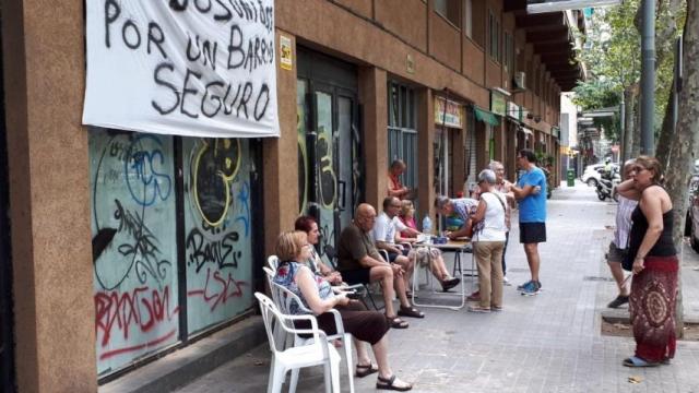 Vecinos de la Verneda movilizados para evitar una okupación en la que los okupas utilizan palancas y otros objetos recomendados en el manual del okupa / R.P