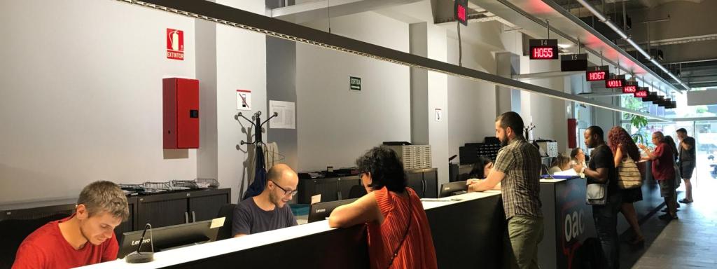 Treballadors municipals en una OAC, ara en vaga /