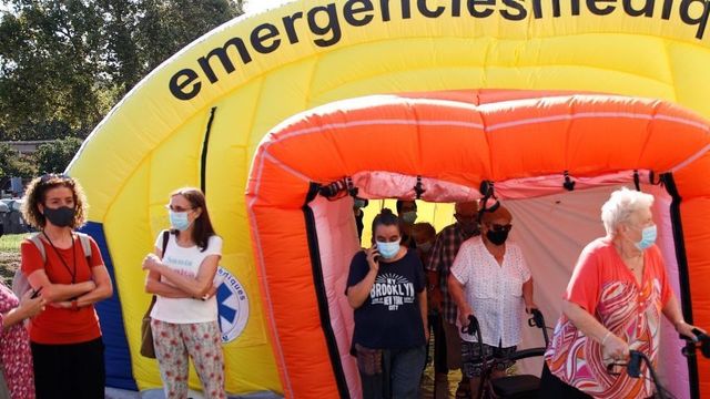 Cribajes con pruebas PCR en el barrio del Besòs, este agosto / EFE