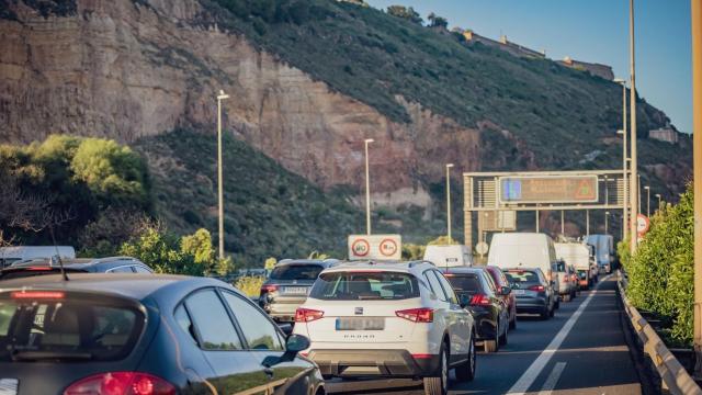 Coches (transporte privado) haciendo cola en durante una operación salida en Barcelona / TRÀNSIT vía TWITTER