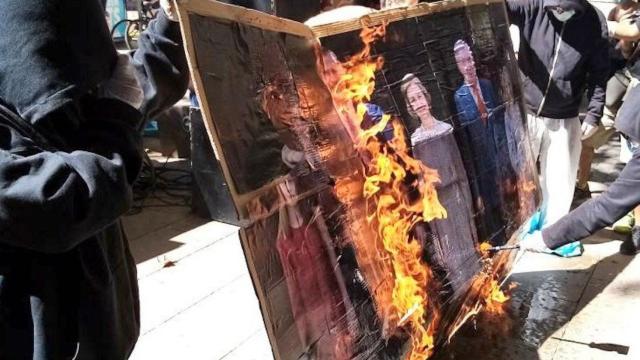 Miembros de Arran sujetan la pancarta quemada de los Borbones / TWITTER ARRAN