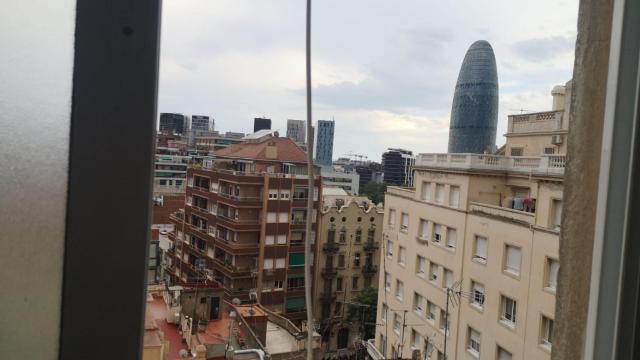 Vista de la Torre Glòries desde el edificio que sufre numerosas okupaciones / GUILLEM ANDRÉS