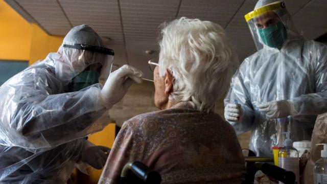 Trabajadores de una residencia realizan un test a una anciana / EFE
