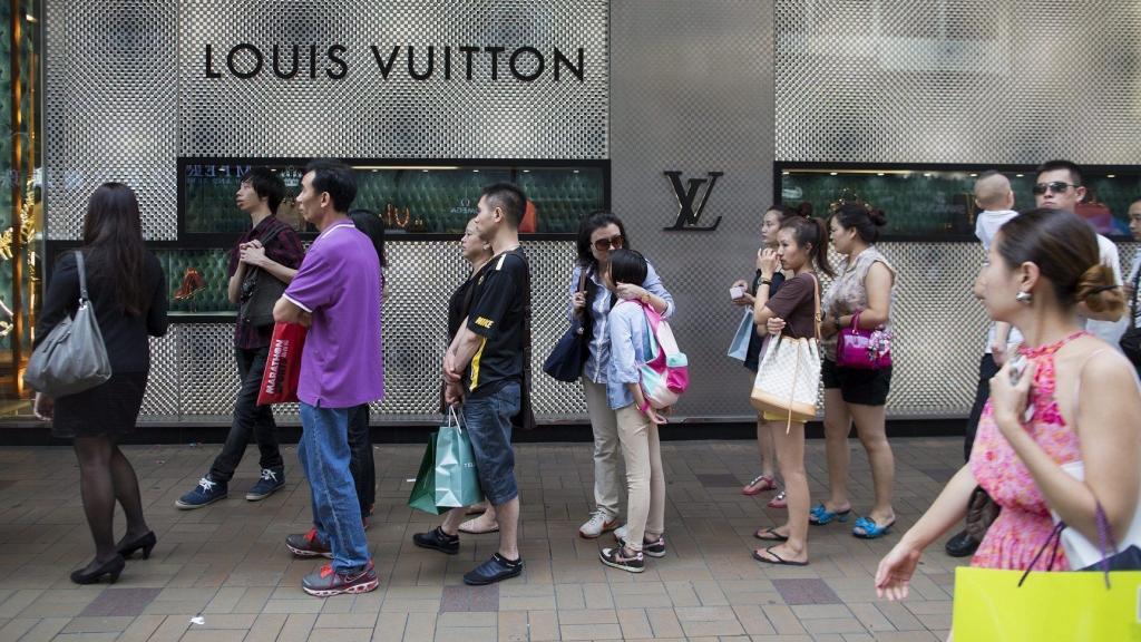 Turistes fan cua a la Louis Vuitton de Barcelona