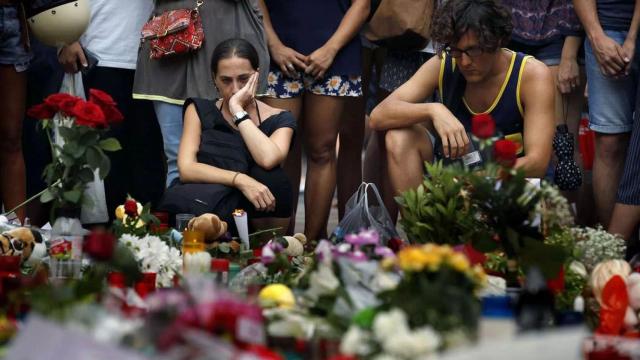 Varias personas rinden homenaje a las víctimas de los atentados en Barcelona, en las Ramblas / EFE