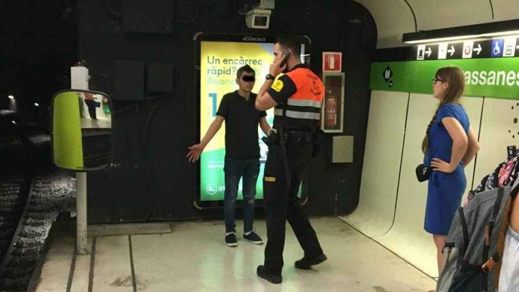 Un vigilant del metro davant d'un presumpte carterista, en el transport públic / ARXIU - PABLO ALEGRE