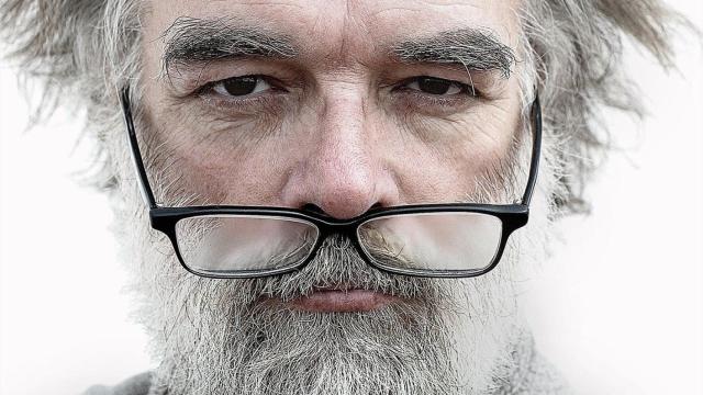 Un hombre deja de usar las gafas para siempre / PIXABAY