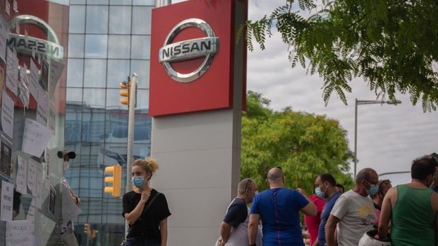 Trabajadores de Nissan cuelgan carteles como signo de protesta en un corte realizado en la Gran Via de L’Hospitalet / EUROPA PRESS