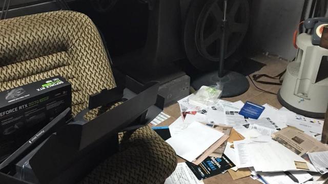 Documentos por el suelo tras el robo en el cine Maldà / CINES MALDÀ