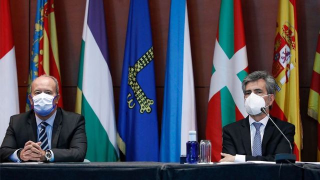 El ministro de Justicia, Juan Carlos Campo (i), y el presidente del Tribunal Supremo y del Consejo General del Poder Judicial (CGPJ), Carlos Lesmes