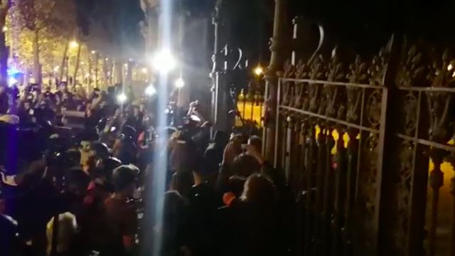 Captura de pantalla del vídeo de los CDR reventando las puertas del parque de la Ciutadella / G.A.