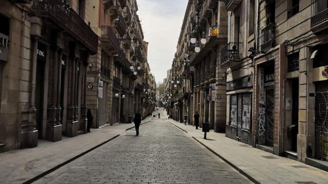 La calle Ferran del Gòtic durante las primeras semanas del estado de alarma / @elchuiter