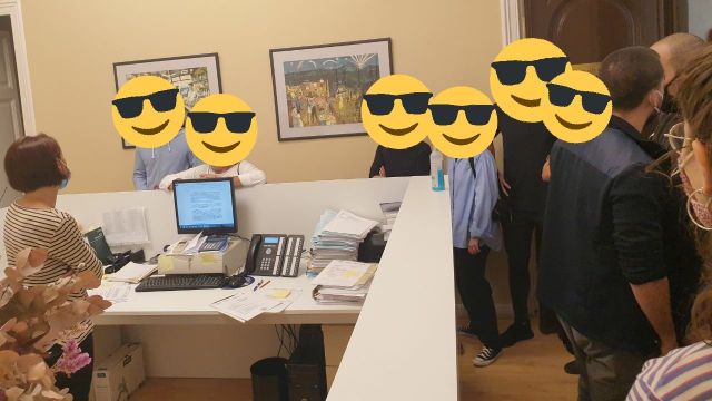 Miembros de los colectivos okupas en el despacho de abogados / RESISTIM AL GÒTIC