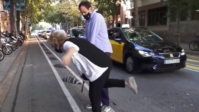 Captura de pantalla del vídeo del hostión de Rahola por culpa de los bolardos