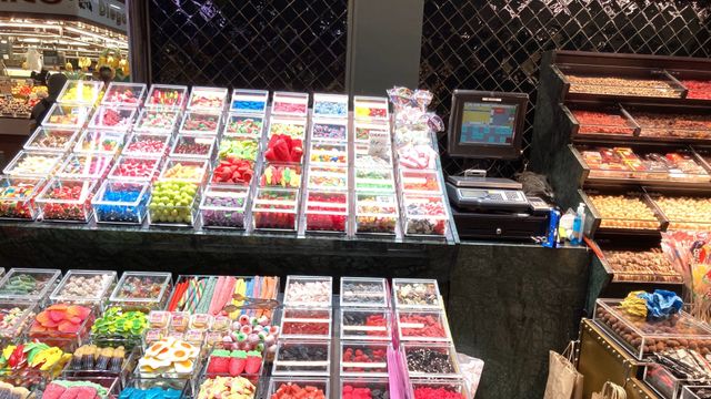 Una parada de caramelos cerrados en cajas en el mercado de la Boqueria / MA