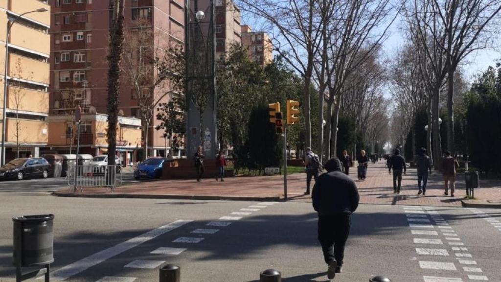 Un home passeja per la Rambla Prim de Barcelona / G.A