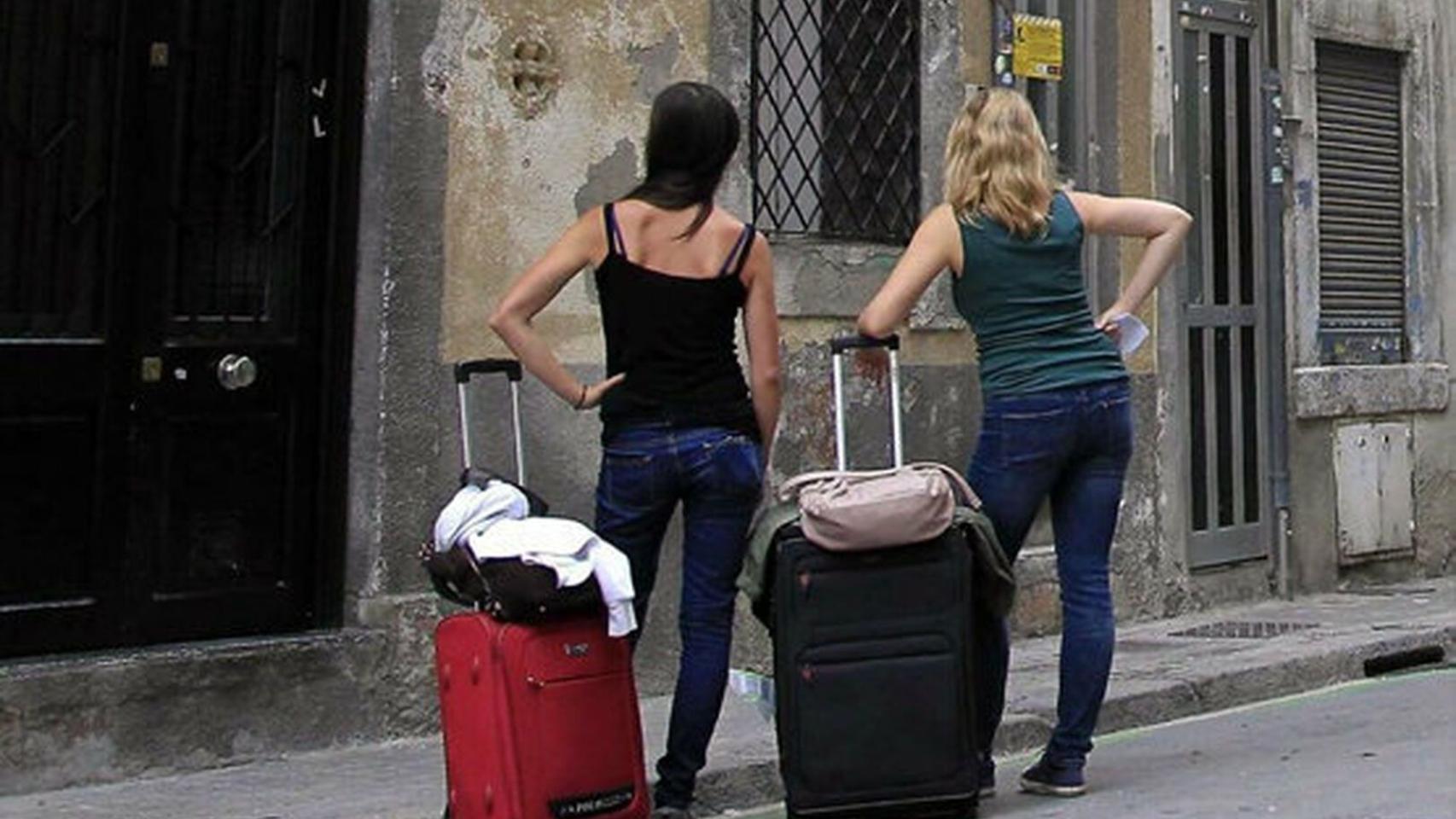 Dos visitantes frente a un piso turístico en Barcelona / EFE