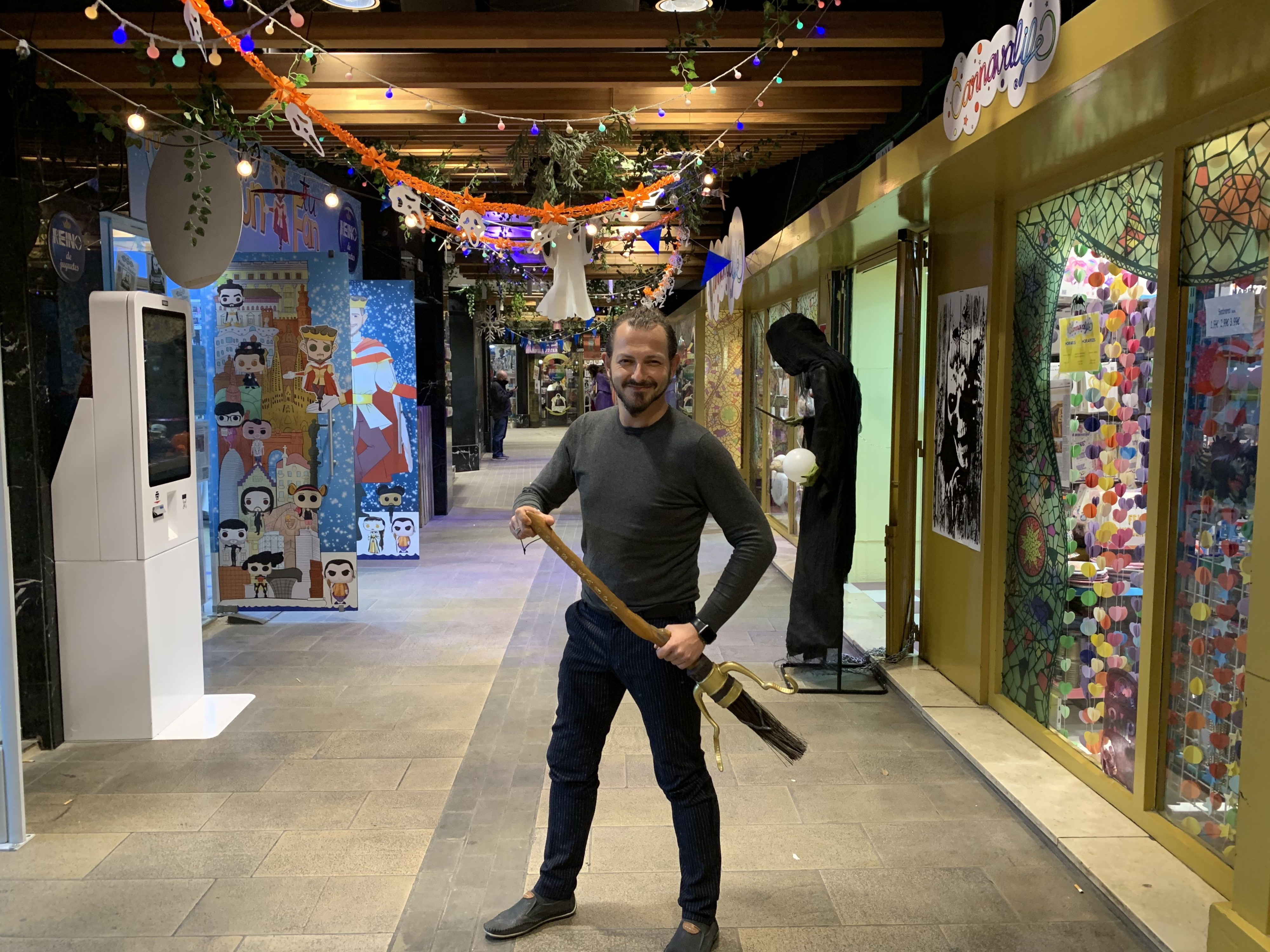 Rubén Sánchez, CEO de Reino de Juguetes, en uno de los pasillos de las Galerías Maldà / V.M.