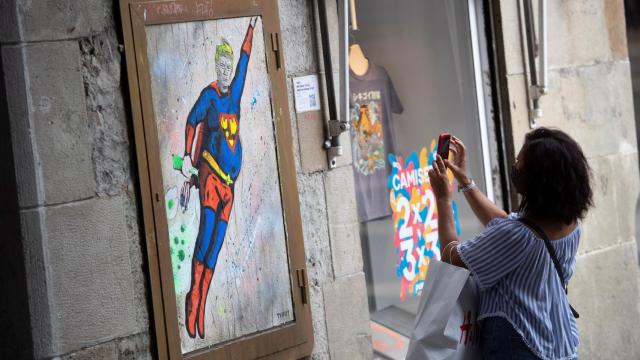 Donald Trump caricaturizado como el héroe del coronavirus en el último graffiti de Tvboy en Barcelona / EFE - Marta Pérez