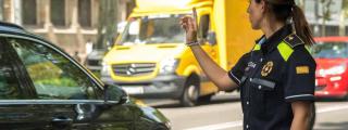 Una agente de la Guardia Urbana dirige el tráfico / AYUNTAMIENTO DE BARCELONA