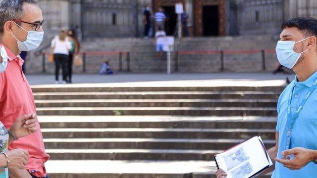 Un guía de 'Tiqets', en plena visita guiada por el Gòtic con dos turistas / TIQETS