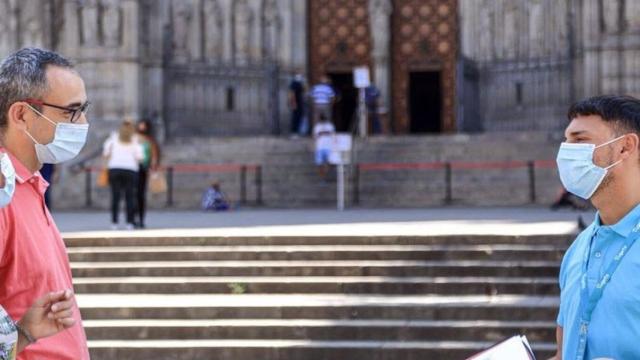 Un guía de 'Tiqets', en plena visita guiada por el Gòtic con dos turistas / TIQETS