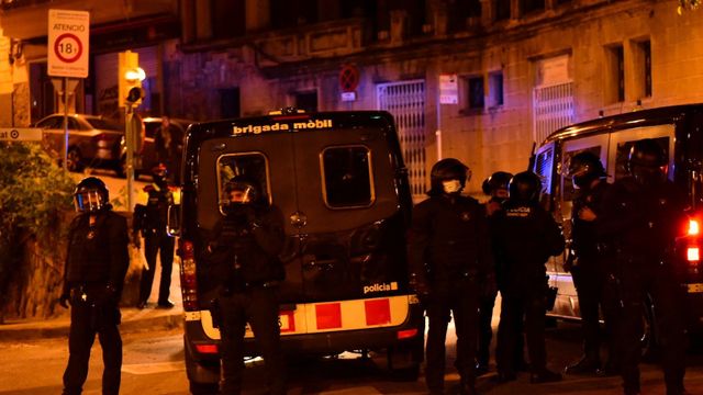 Dispositivo policial en la Casa Buenos Aires de Barcelona / TWITTER - @DTarrason