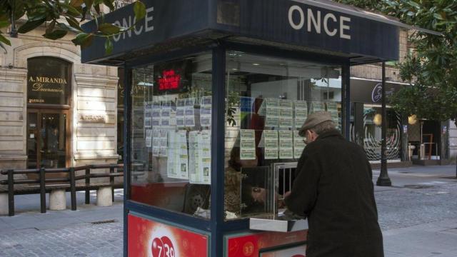 Quiosco de la ONCE con una persona comprando en una imagen de archivo