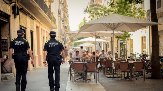 Guardia urbanos patrullan por Barcelona / GUARDIA URBANA