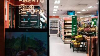 Los comerciantes de Barcelona piden más control y revisar el plan de usos para frenar la expansión de los supermercados 24 horas