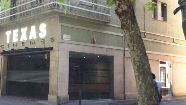 Imagen exterior de los Cines Texas de Barcelona, que están a punto de cerrar para siempre / WIKIPEDIA
