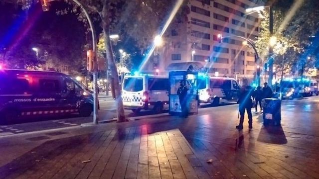 Furgonetas de la Guardia Urbana y los Mossos, en el Poble-sec, este domingo / MA