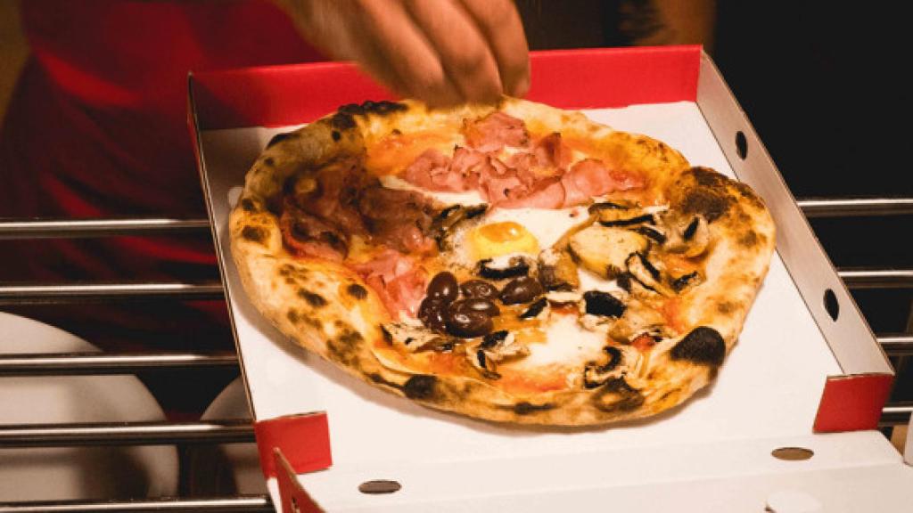 Una pizza del restaurante Can Pizza a punto de salir / CAN PIZZA