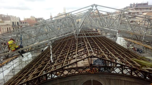 El tejado de la nave central del mercado sin la lona protectora / @bermesproject