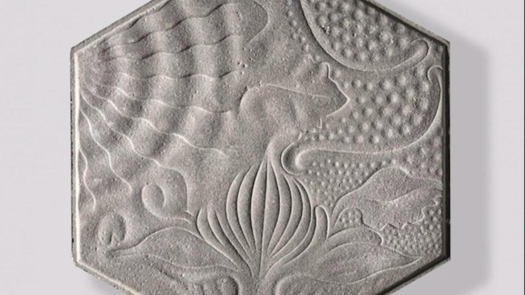 Les rajoles hexagonals de Gaudí van ser redisenyades per Escofet per a la seva instal·lació al passeig de Gràcia, el 1997 / MUSEU DEL DISSENY