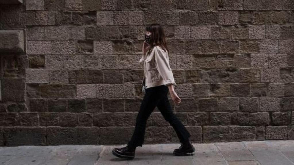 Una mujer camina por el Carrer del Bisbe / PABLO MIRANZO