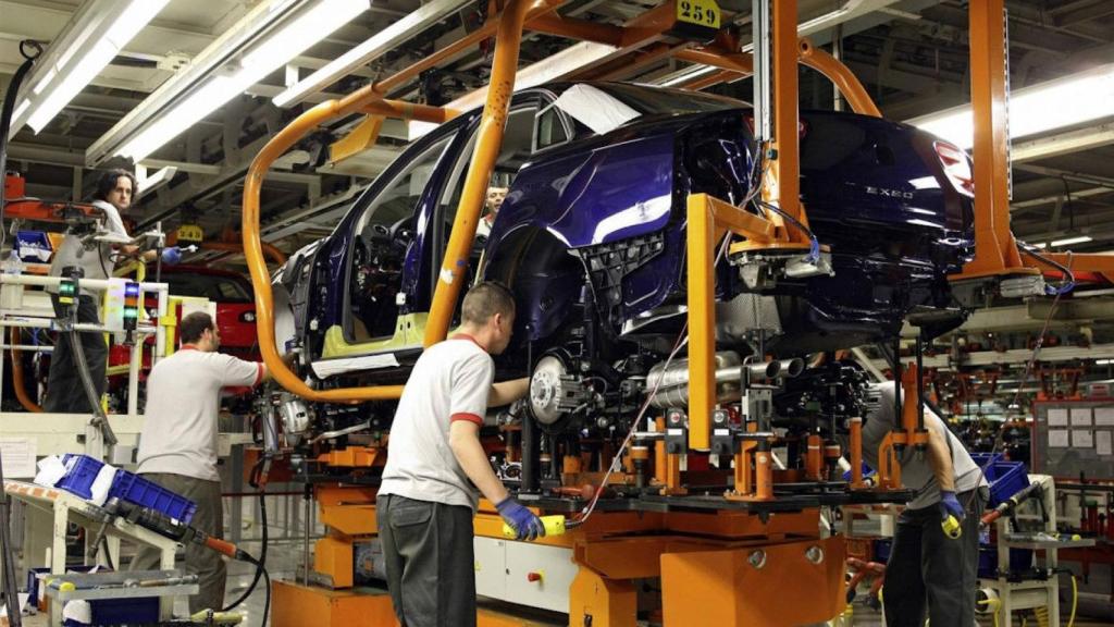 Un treballador a la planta de SEAT