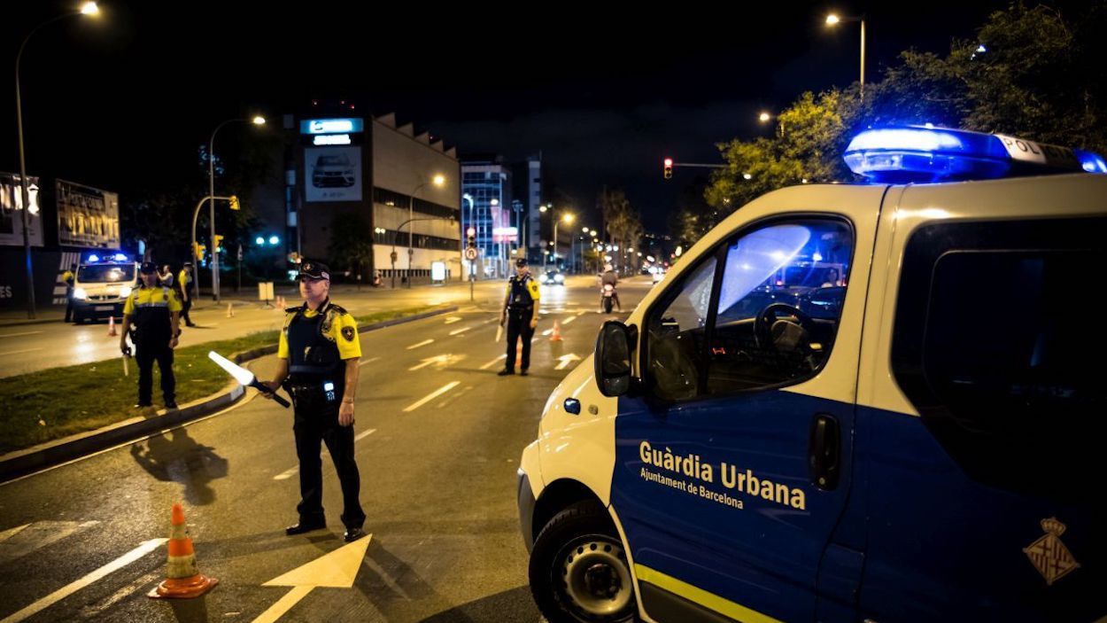 Agentes de la Guardia Urbana durante un control en Barcelona en una imagen de archivo