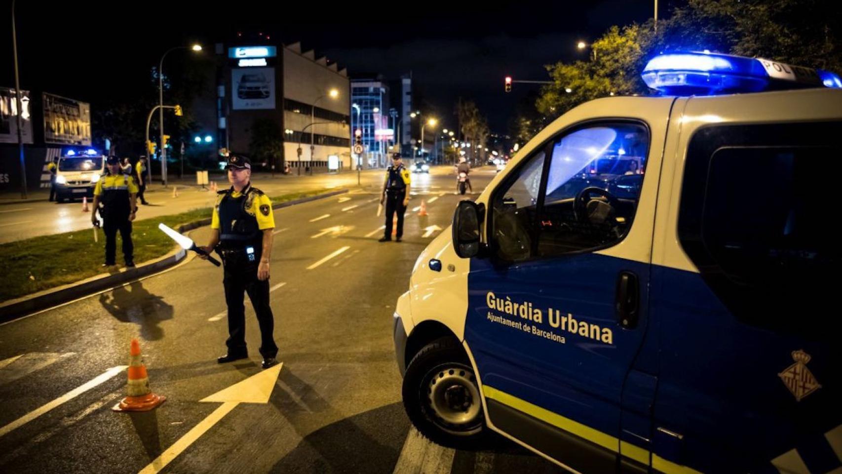 Agentes de la Guardia Urbana durante un control en Barcelona en una imagen de archivo