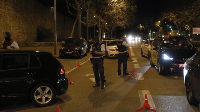 Un operativo de los Mossos en la avenida del Paralel