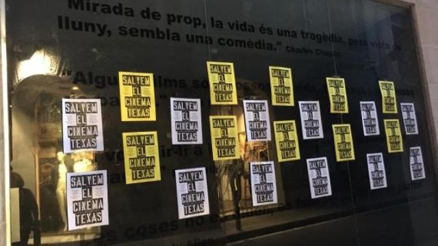 Calle empapelada con carteles de la plataforma vecinal Salvem el Texas