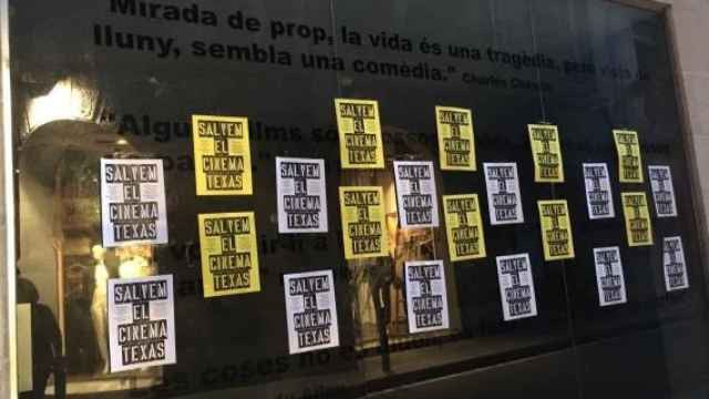 Calle empapelada con carteles de la plataforma vecinal Salvem el Texas