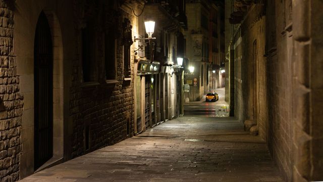 Aspecto de la calle del Bisbe situada en el casco antiguo de Barcelona, durante el segundo día de la aplicación del toque de queda/ EFE - Enric Fontcuberta