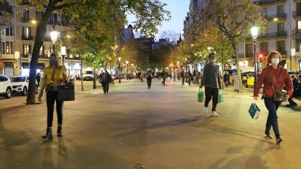 Barcelonins, amb bosses, passegen per la part alta de la Rambla Catalunya / PABLO MIRANZO