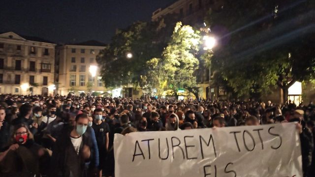 Aglomeración en protesta contra los desalojos en la plaza de la Catedral / ARRAN