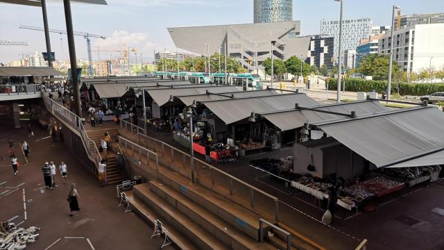 Ambiente en el mercado de los Encants en un mediodía de 2020 / G.A