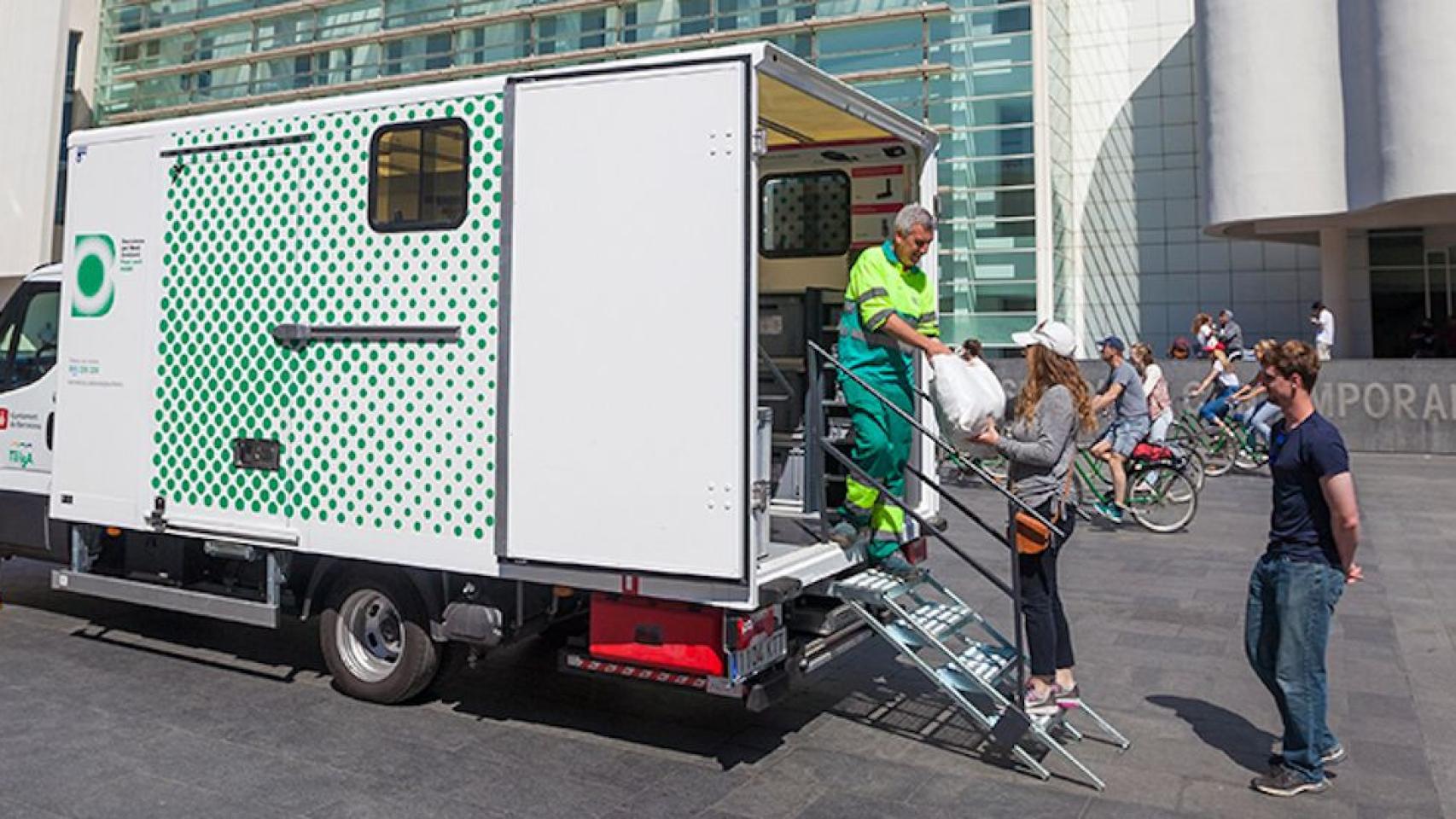 Imagen de uno de los puntos verdes móviles de Barcelona / SIRESA